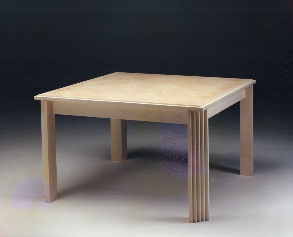 Plinto Quadro table in maple and briar