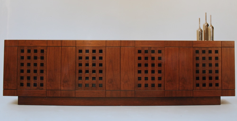 Erasmo in walnut with 4 doors