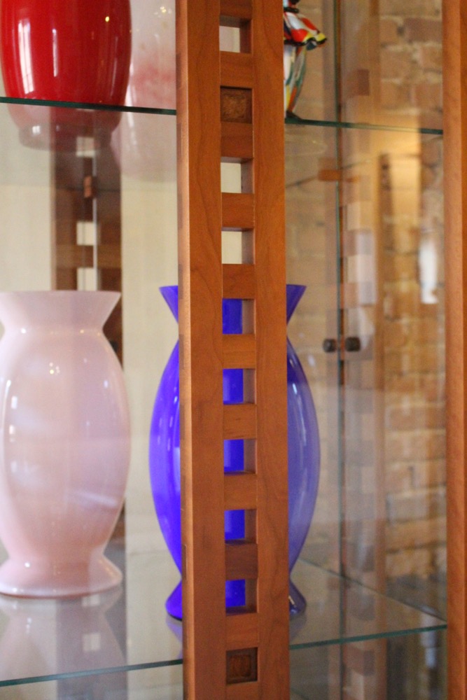 Micene glass-cupboard in cherry wood 3