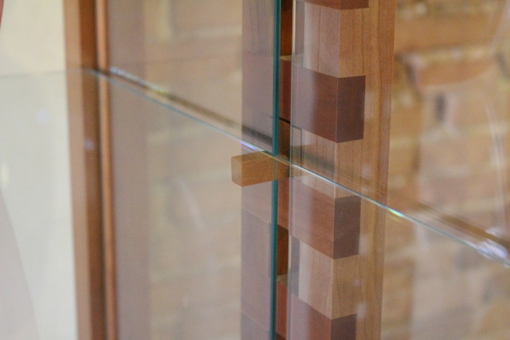 Micene glass-cupboard in cherry wood 4
